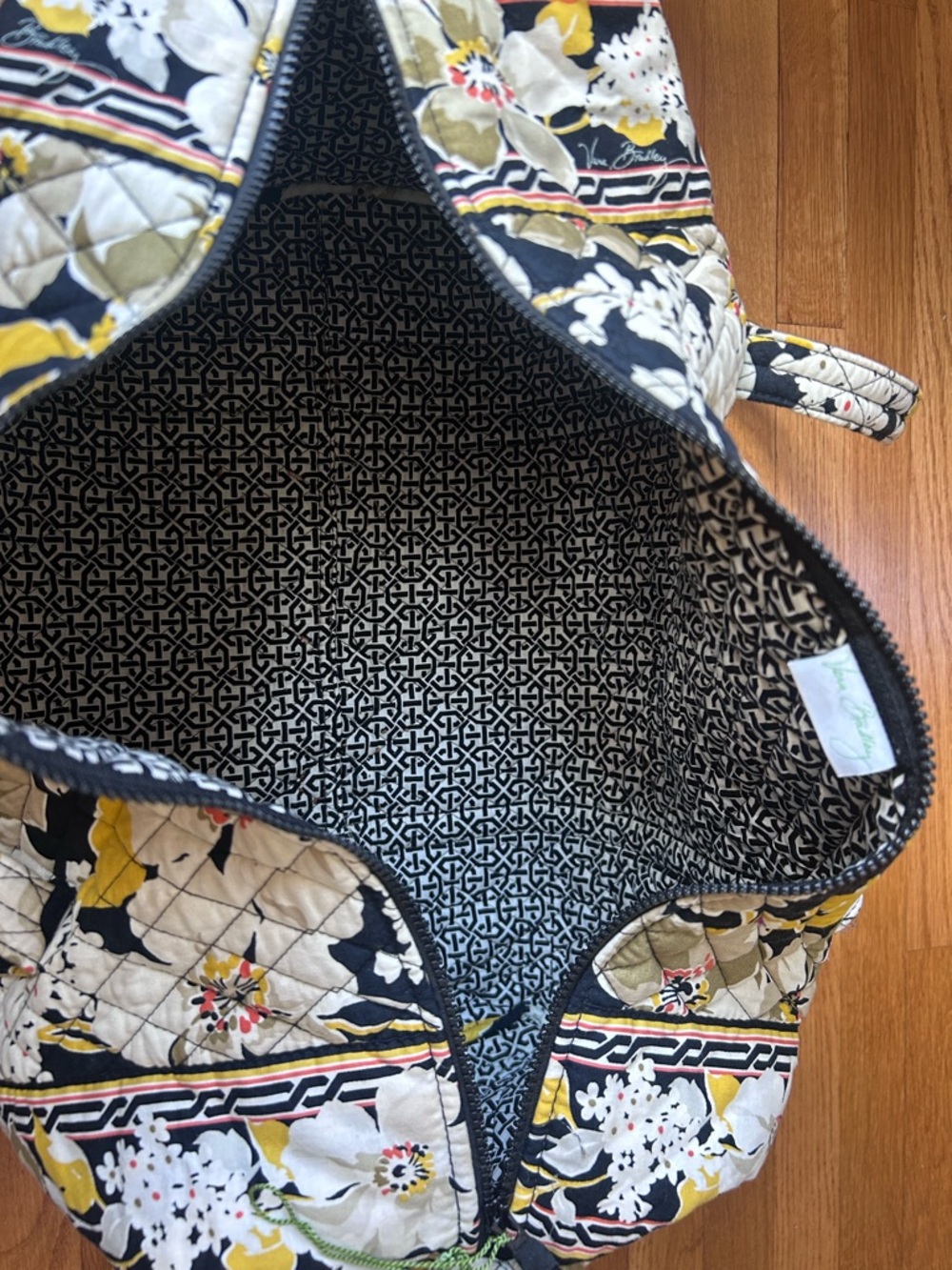 Vera Bradley – Dogwood Quilted Floral duffel Bag in Black, Yellow & White. - Picture 4 of 6
